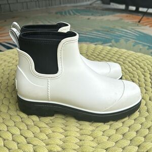 UGG shorty rain boot